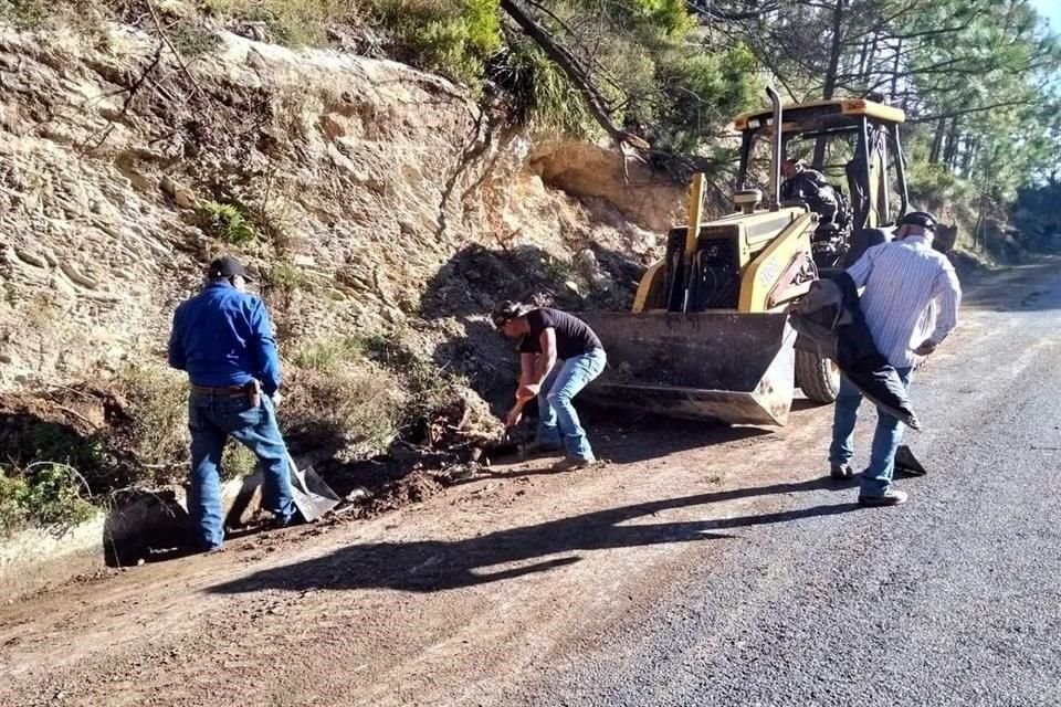 Los moradores de las comunidades de la Sierra de Santiago utilizan tierra y piedras para rellenar grietas y disminuir la posibilidad de accidentes.