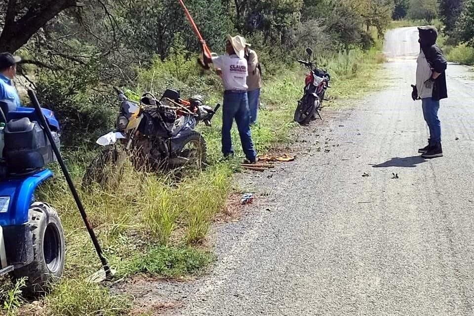 La maleza crecida junto a la Carretera a Los Lirios también fue retirada por los vecinos, ante el abandono del Gobierno estatal.