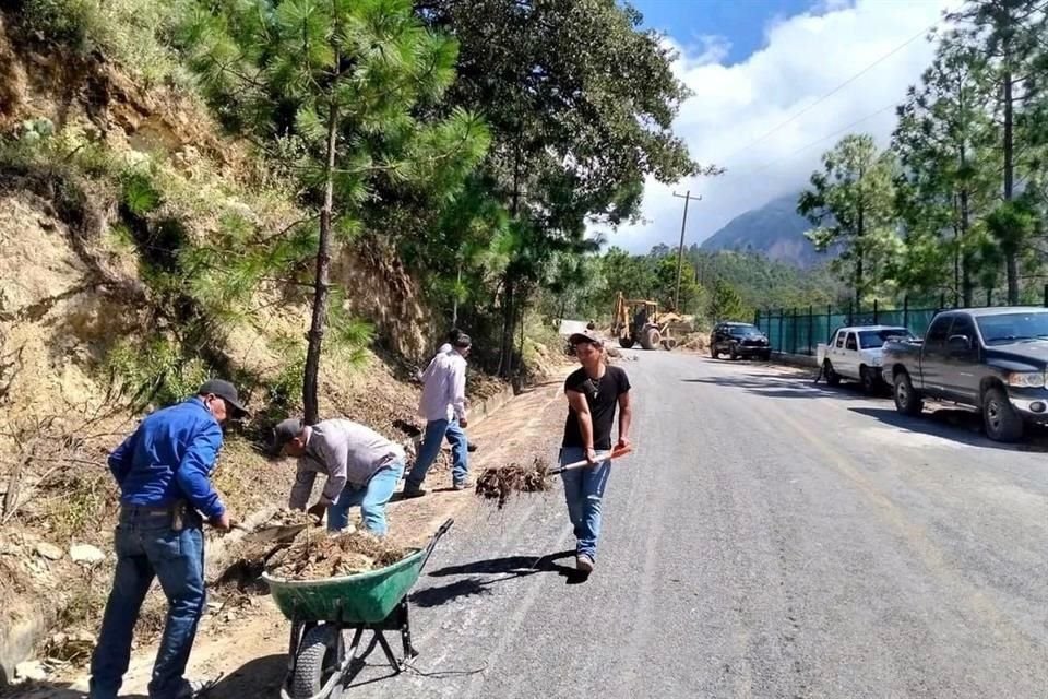 Los moradores de las comunidades de la Sierra de Santiago utilizan tierra y piedras para rellenar grietas y disminuir la posibilidad de accidentes.