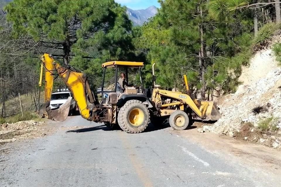 La maleza crecida junto a la Carretera a Los Lirios también fue retirada por los vecinos, ante el abandono del Gobierno estatal.