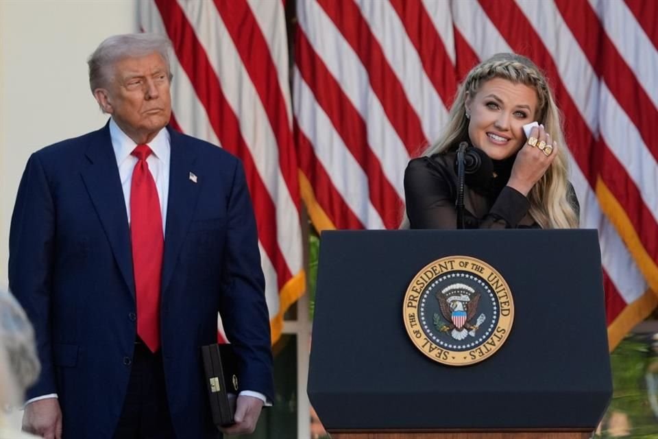 Trump dio a Erika Kirk, viuda de Charlie Kirk, la Medalla Presidencial de la Libertad en el Jardín de Rosas de la Casa Blanca.