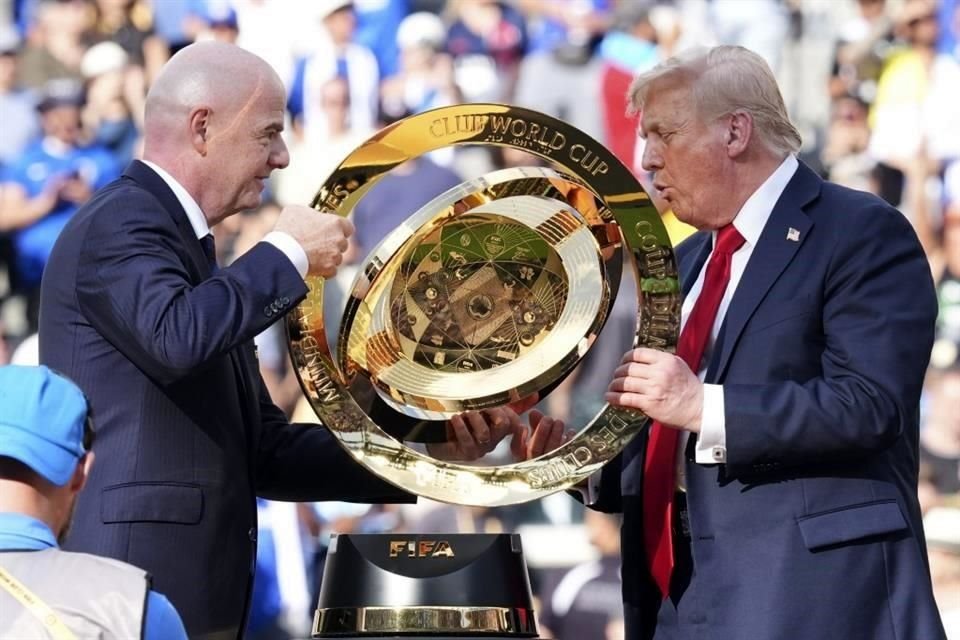 El presidente Donald Trump y el presidente de la FIFA, Gianni Infantino, cargan el trofeo tras la final del Mundial de Clubes, en East Rutherford, Nueva Jersey.