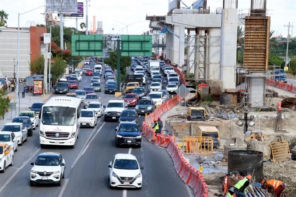 Arman por construcción de L6 super embudo en Constitución. <br>Pasa de tres a un carril frente a Gine.