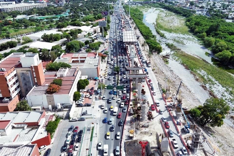 Arman por construcción de L6 super embudo en Constitución. <br>Pasa de tres a un carril frente a Gine.