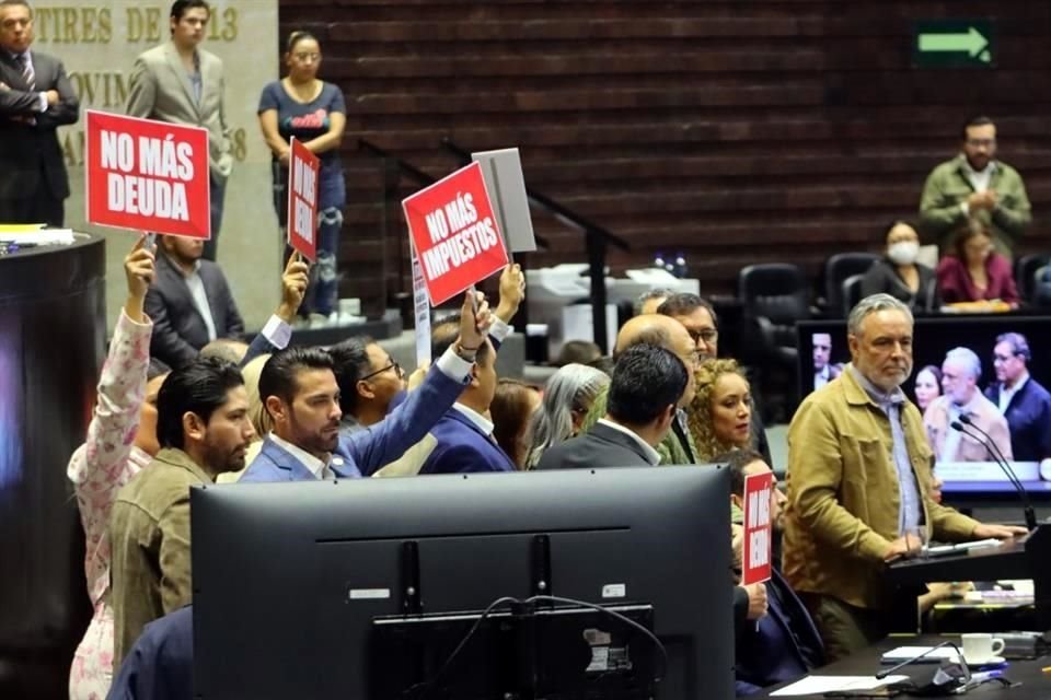 Legisladores del PRI subieron a tribuna mostrando carteles con la leyenda 'No más deuda'.