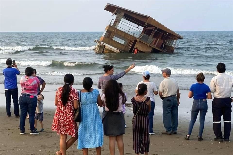 Una porción del restaurante 'El Atracadero' apareció en  Coatzacoalcos, luego de que se desprendió del malecón de Tuxpan.