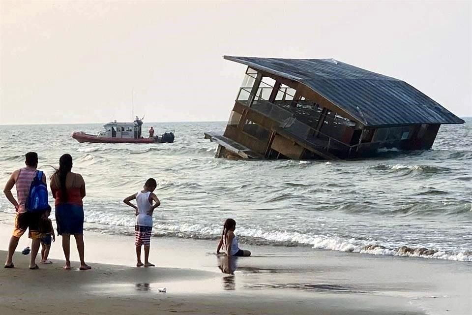 Integrantes de Protección Civil resguardaron la estructura.