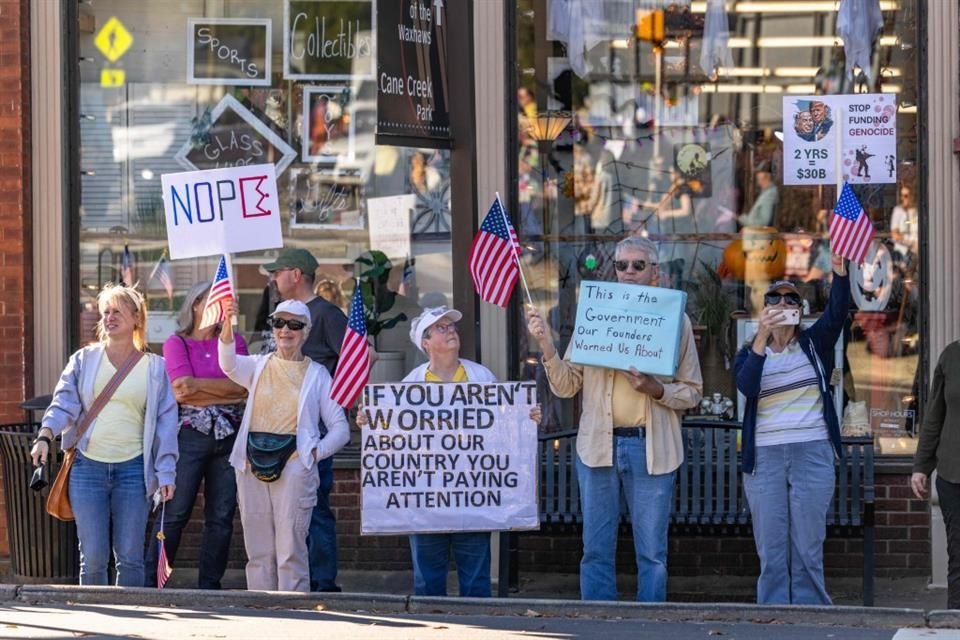 Manifestantes en la marcha 'No Kings' en Waxhaw, North Carolina.
