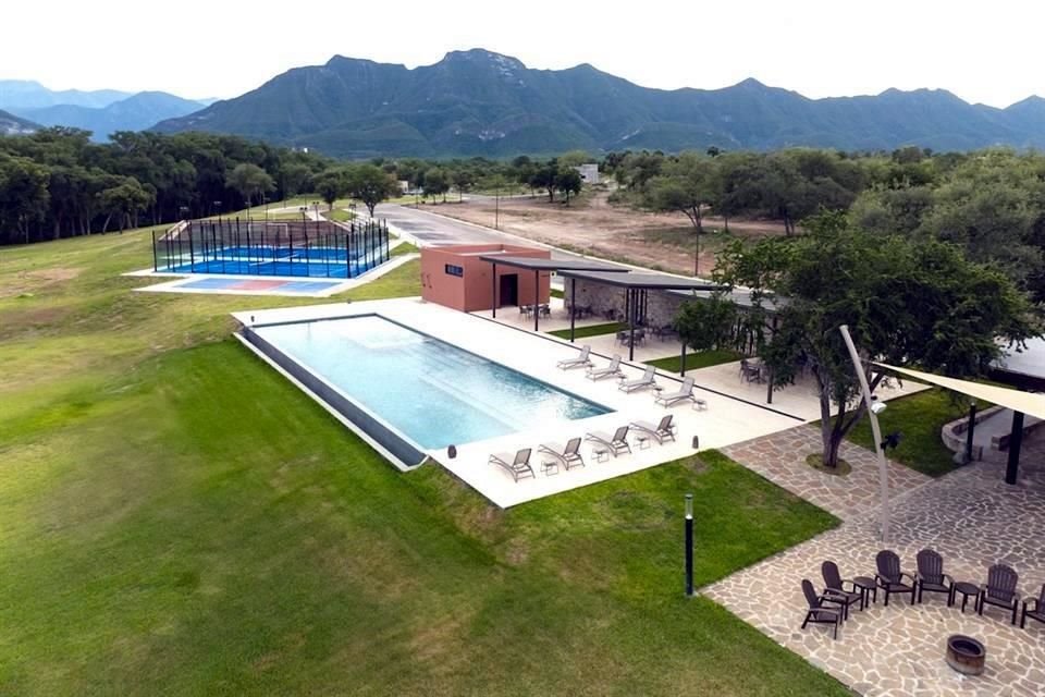 Monarca Residencial se encuentra pasando la cortina de la Presa La Boca y la Cueva de los Murciélagos.