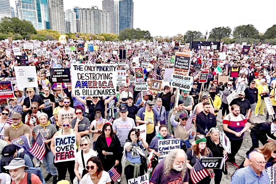 Ciudadanos protestan contra Trump en más de 2 mil 700 manifestaciones convocadas desde NY hasta San Francisco, bajo lema 'No a los Reyes'.