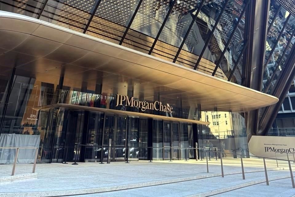 El edificio tiene 2.5 millones de pies cuadrados y un espacio público equivalente a una manzana.