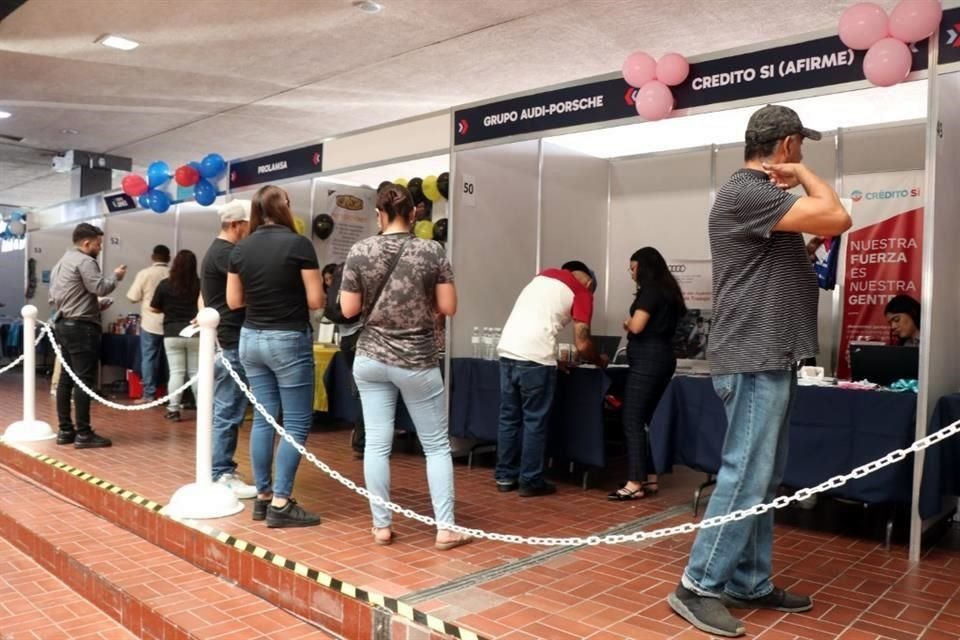 La Feria del Empleo se lleva a cabo en los bajos del Palacio de Gobierno Municipal.