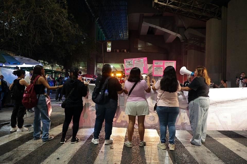 The Morras Feministas collective leads a protest near the Cuauhtémoc Station.