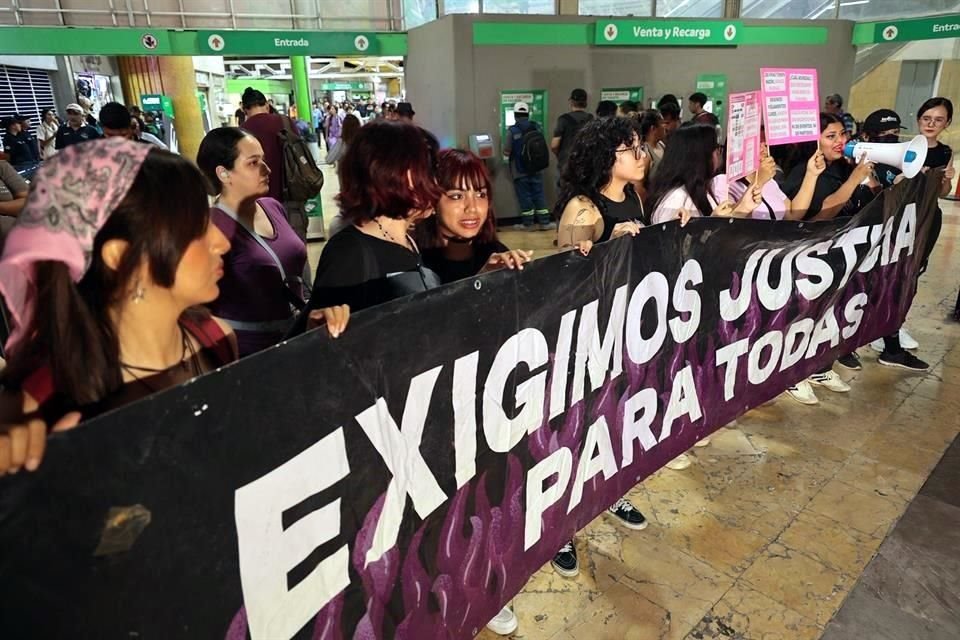 The group demands that the safety of women be guaranteed when traveling in the pink car.