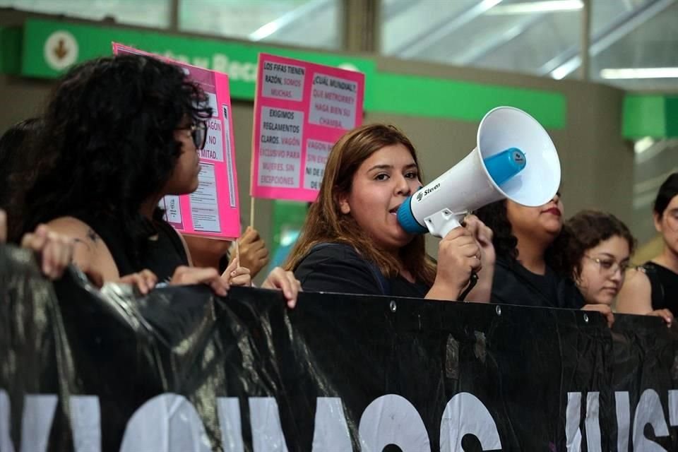 The group demands that the safety of women be guaranteed when traveling in the pink car.