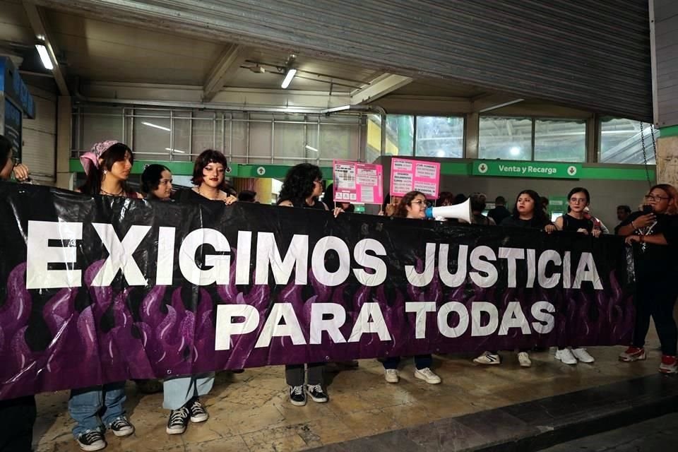 The group demands that the safety of women be guaranteed when traveling in the pink car.