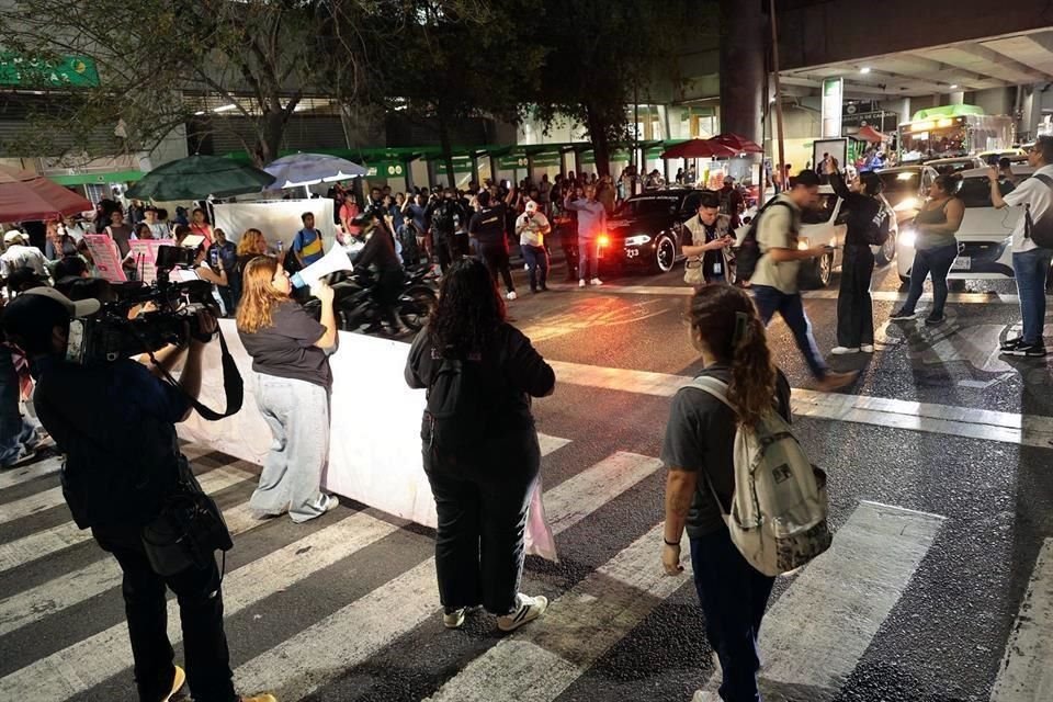 Around 6:50 p.m., the protesters partially blocked Avenida Colón, near the station. 