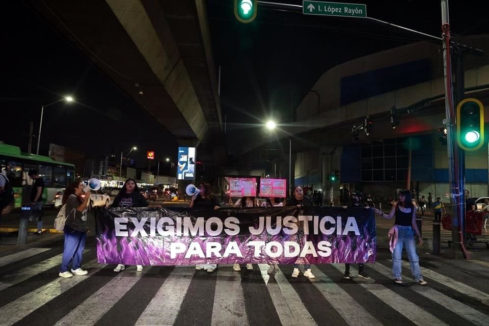 Around 6:50 p.m., the protesters partially blocked Avenida Colón, near the station. 