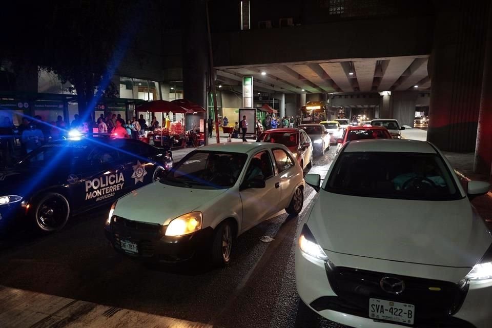 Around 6:50 p.m., the protesters partially blocked Avenida Colón, near the station. 