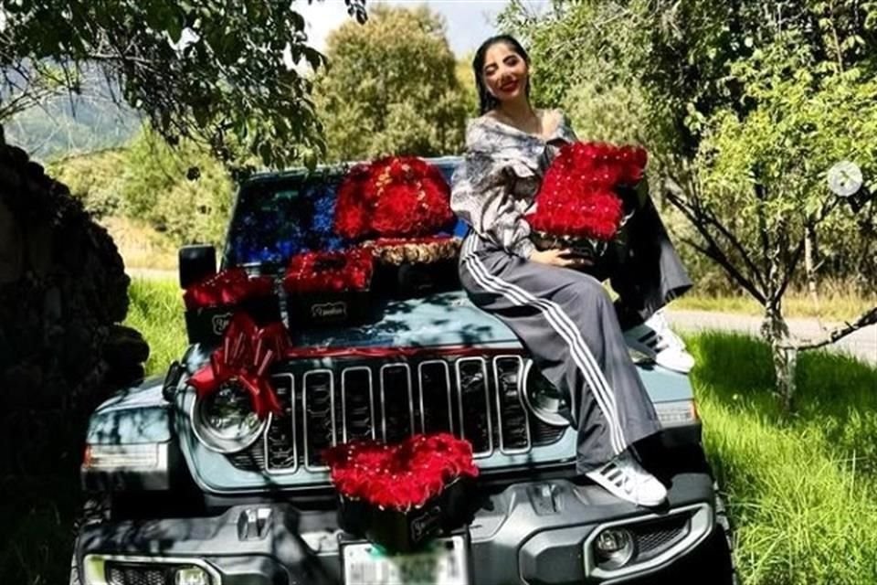 Delegada de Bienestar en Puebla, quien fue ligada con detenido señalado por extorsión, presumía lujos como una camioneta y viajes en sus redes sociales.