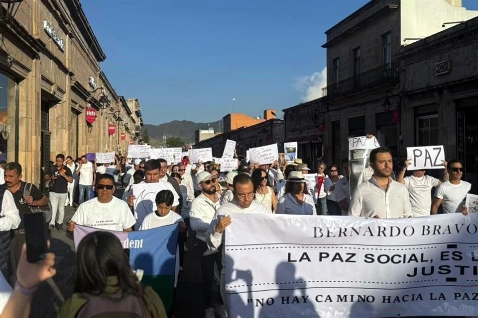 Tras el asesinato del líder limonero Bernardo Bravo, hallado sin vida el lunes en Tierra Caliente, ciudadanos, familiares y productores de limón se movilizaron en Morelia para exigir paz y justicia.