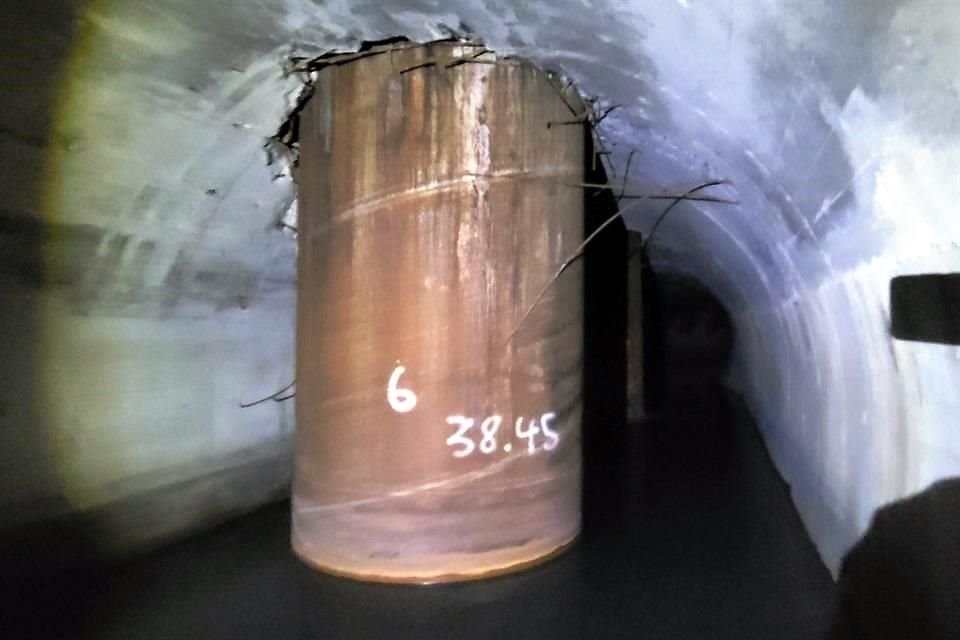 Un colector pluvial que corre junto a la Avenida Constitución fue afectado por los trabajos de la Línea 4. 