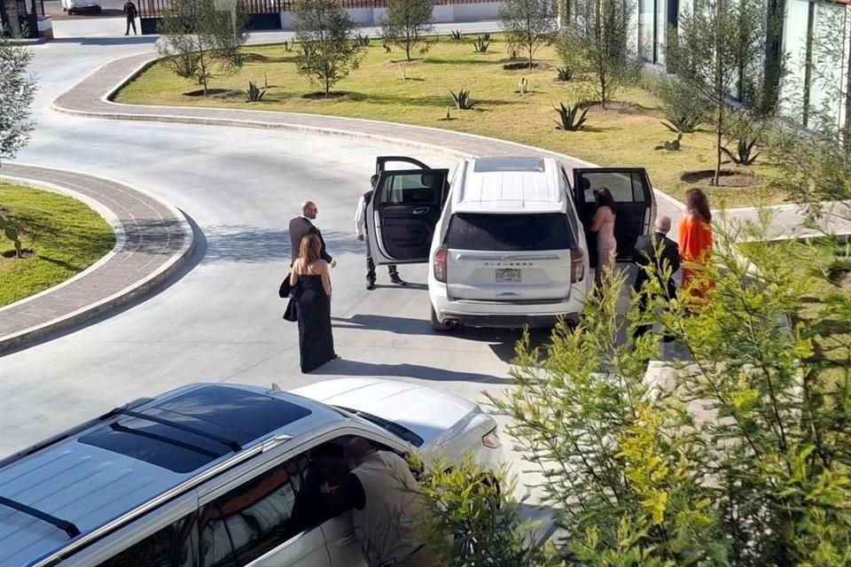 Las camionetas donde se trasladaron los invitados tenían placas de  Tamaulipas, Nuevo León, Puebla y Morelos.