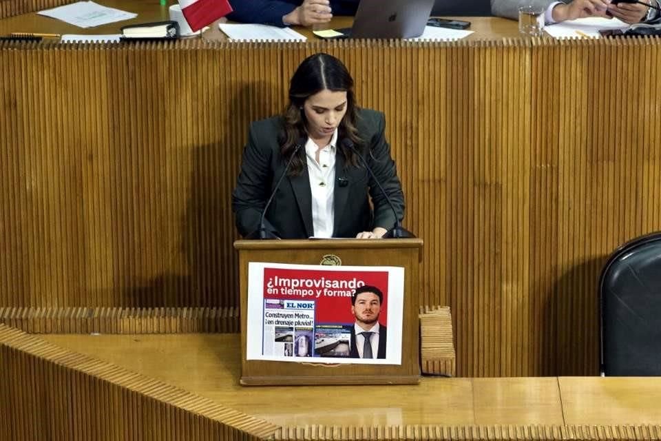 Lorena De la Garza colocó un cartel con la imagen del Gobernador y la leyenda '¿Improvisando en tiempo y forma?'.