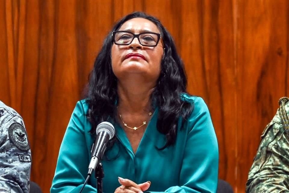 El pasado 23 de octubre, la Alcaldesa Abelina López se presentó a una conferencia de prensa en Acapulco con este collar, lo cual desató señalamientos por su posible costo de cientos de miles de pesos.