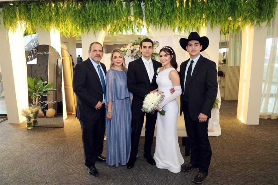 FAMILIA DEL NOVIO Luis Gaytán, Zuleyma Pérez LOS NOVIOS y Ricardo Gaytán