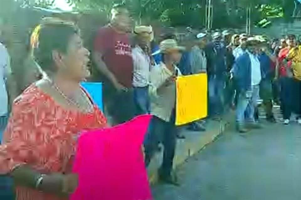 Los pobladores portaban pancartas en donde se leían consignas contra el Ejército y GN.