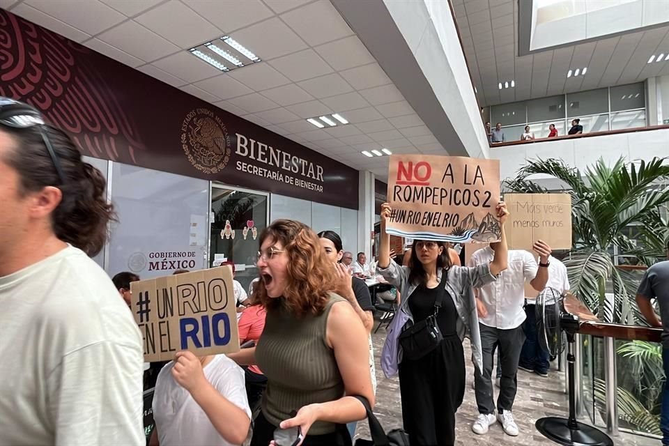 Unas 40 personas que se concentraron con pancartas para expresar su rechazo al proyecto de la Rompepicos planteado por Agua y Drenaje (AyD) para La Huasteca.