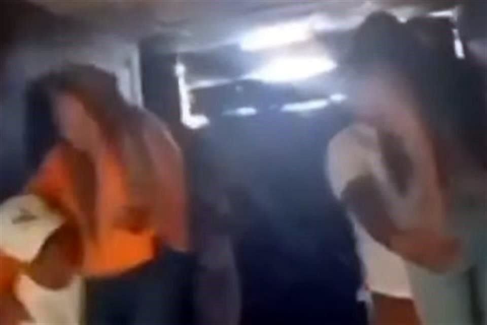 Videos revelaron una supuesta celebración al interior del penal de San Miguel con la participación de reclusos, mujeres, música ensordecedora y el consumo notorio de decenas de latas de cerveza.