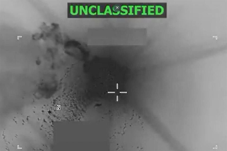 Captura de pantalla que muestra lo que EU afirma son fuerzas militares realizando un ataque contra una embarcación operada por Tren de Aragua el 23 de octubre de 2025.