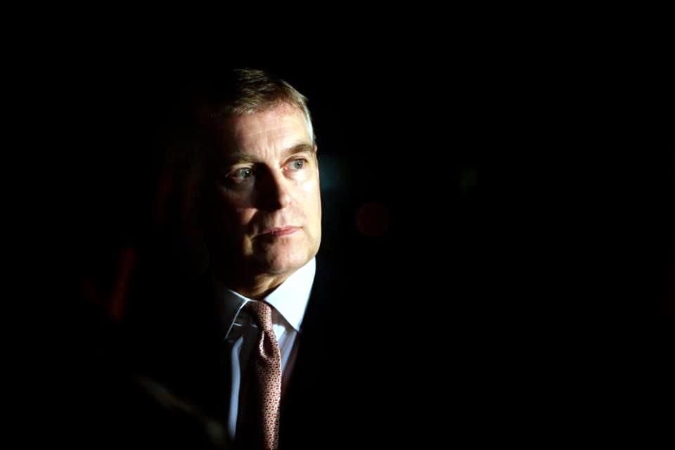 Andrew, quien fuera hasta esta semana Príncipe, enfrenta un futuro incierto, tras la pérdida de sus títulos.