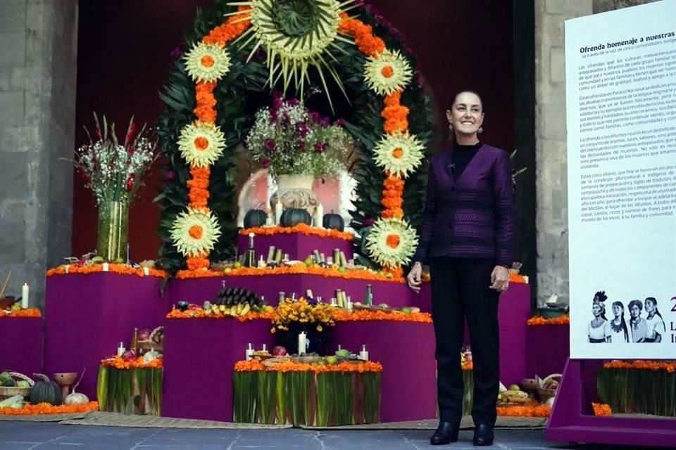 The President presented the Day of the Dead offering installed in the National Palace, which on this occasion pays tribute to the indigenous women of Mexico, by highlighting their historical and spiritual legacy.