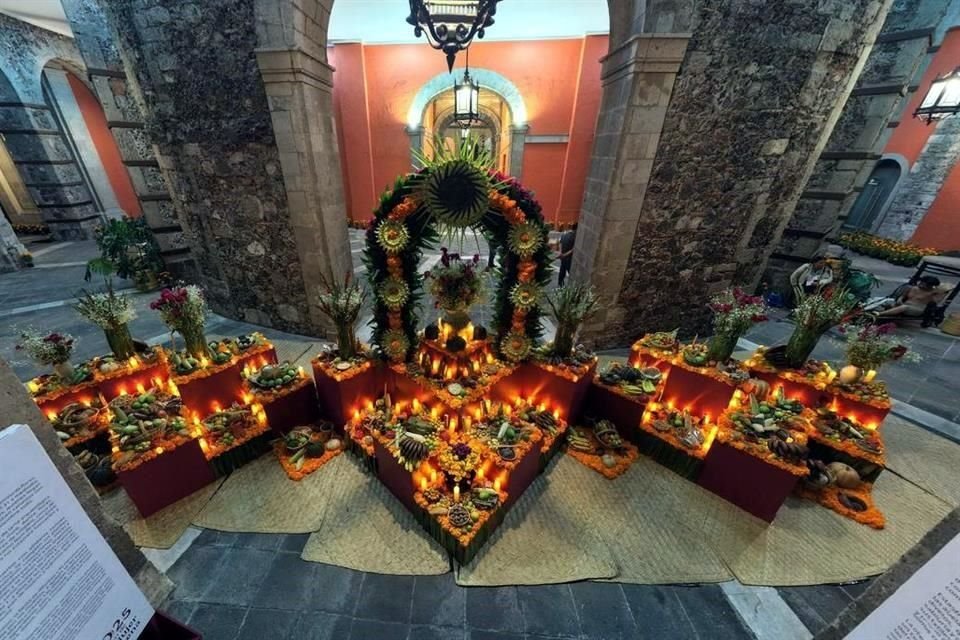 The President presented the Day of the Dead offering installed in the National Palace, which on this occasion pays tribute to the indigenous women of Mexico, by highlighting their historical and spiritual legacy.