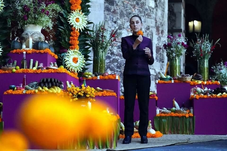 The President presented the Day of the Dead offering installed in the National Palace, which on this occasion pays tribute to the indigenous women of Mexico, by highlighting their historical and spiritual legacy.