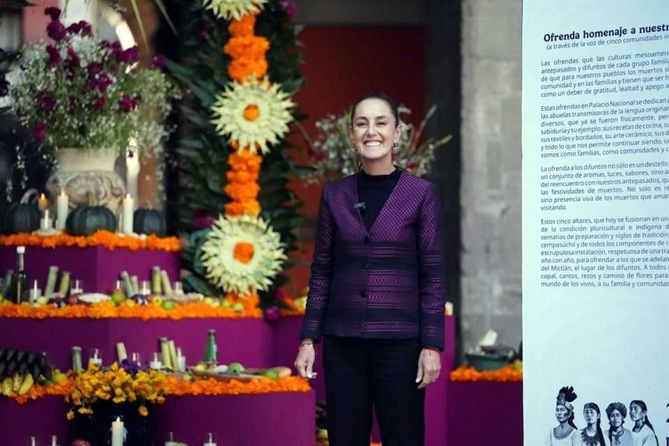 The President presented the Day of the Dead offering installed in the National Palace, which on this occasion pays tribute to the indigenous women of Mexico, by highlighting their historical and spiritual legacy.