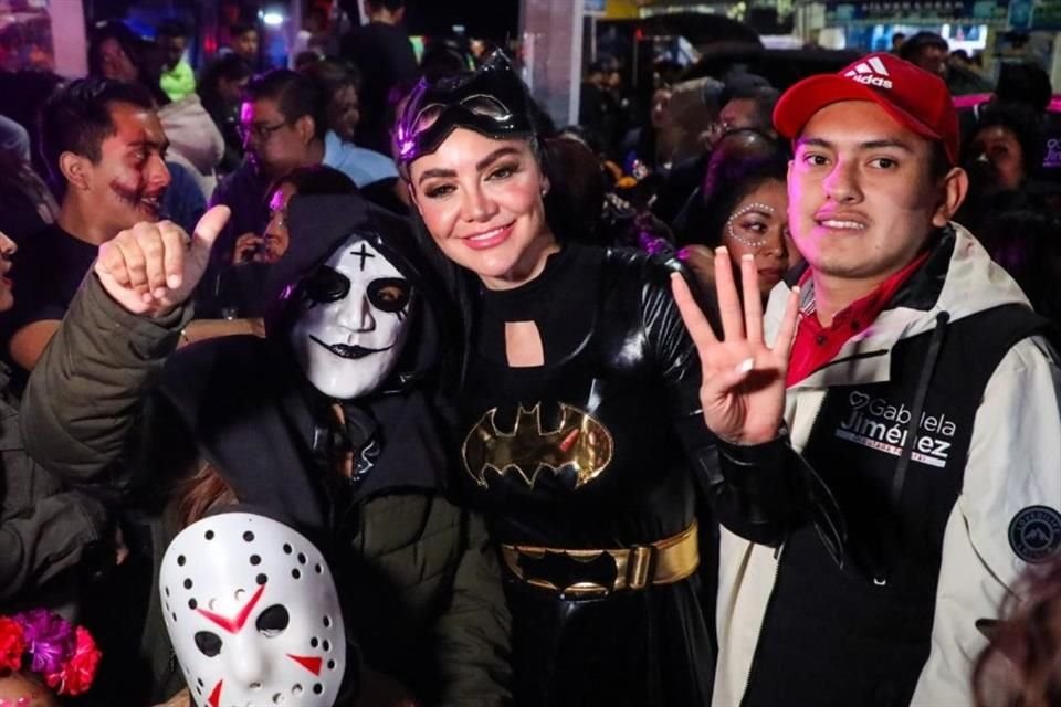 Ante decenas de niños disfrazados, la morenista dijo que se identificaba con batichica, porque es una heroína y lucha por la justicia.