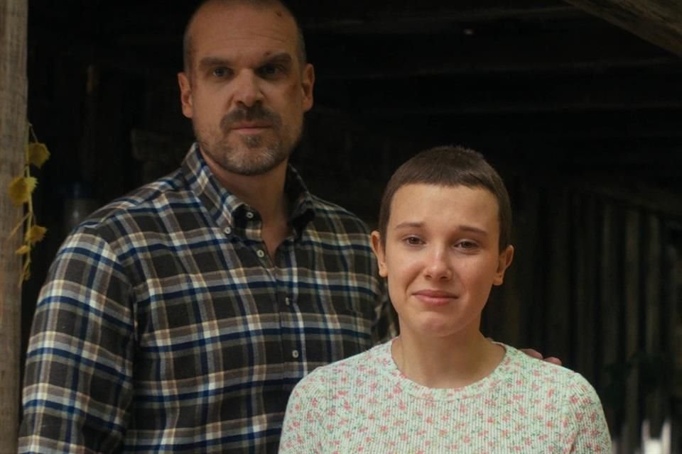 La actriz Millie Bobby Brown acusó a su compañero de reparto, David Harbour, de 'bullying y acoso laboral' en el set de 'Stranger Things'.
