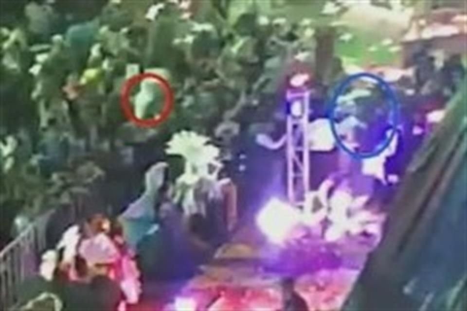 Fragmento del video presentado por la Fiscalía estatal donde el agresor se acerca al Alcalde de Uruapan, Carlos Manzo.