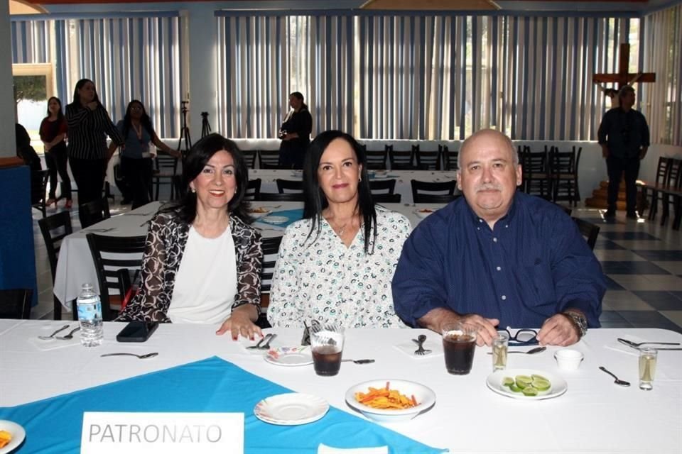 Bertha Ugarte, María del Carmen Vega de Carillo y Hugo Carrillo