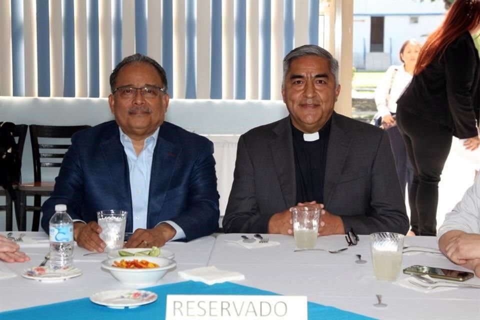 Andrés Mijes, Alcalde de Escobedo y Padre Guadalupe Rayas,  Director General de la Casa Hogar Padre Severiano Martínez