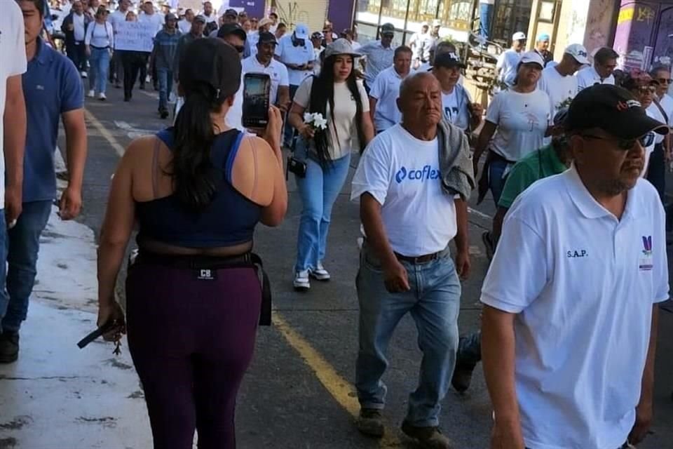La manifestación se da en medio de la toma de protesta de la viudad de Manzo como Alcaldesa.