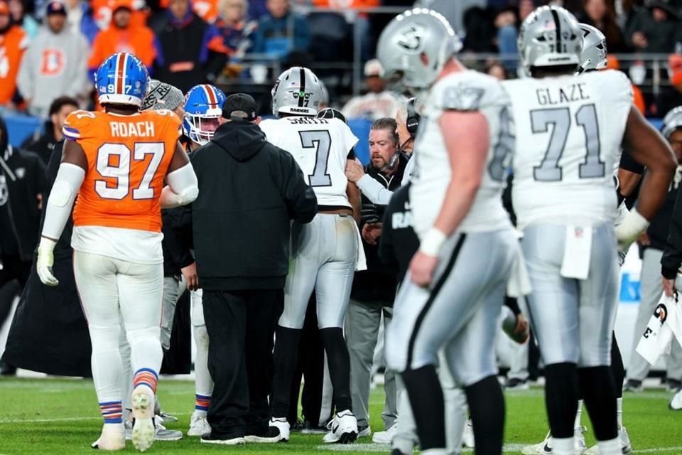 Geno Smith fue maltratado pro los defensivos rivales, al sufrir 6 capturas.