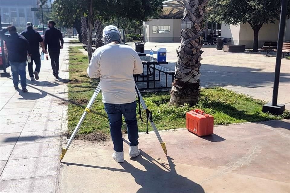 Con mediciones y delimitaciones sobre la banqueta de Doctor Coss, arrancaron la remodelación.