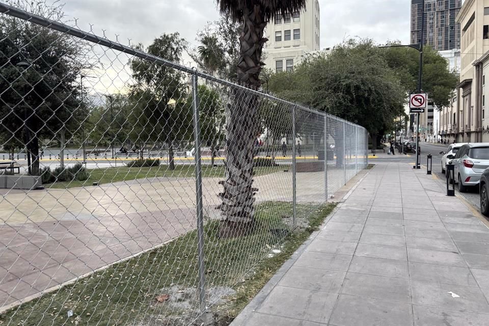 Como parte de las obras de rehabilitación, trabajadores colocaron una cerca metálica en la plaza ubicada en la calle Washington. 