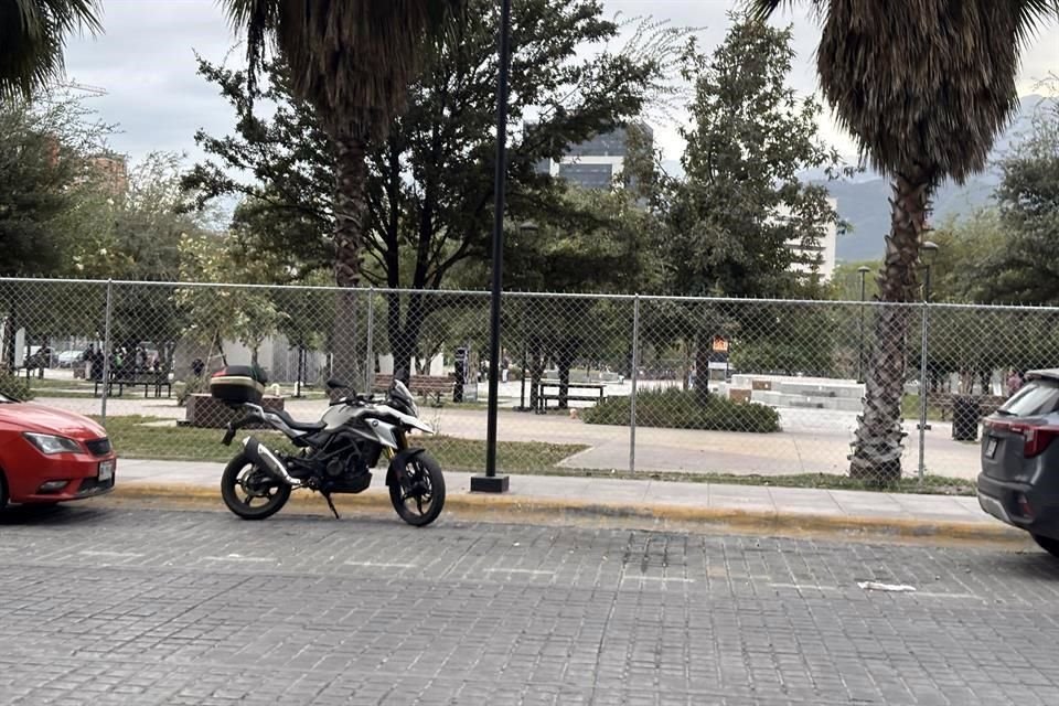 Como parte de las obras de rehabilitación, trabajadores colocaron una cerca metálica en la plaza ubicada en la calle Washington.