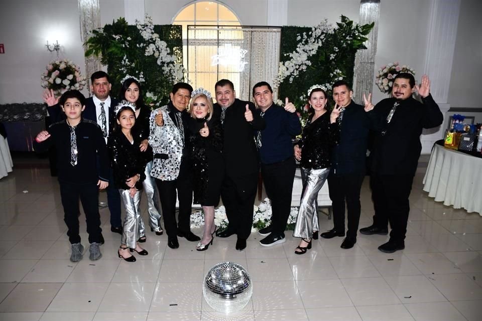 Jaime Ovalle, acompañado de su esposa, hijos y nietos